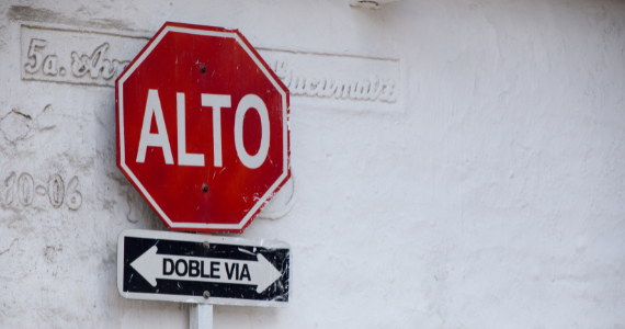 stop sign in Spanish